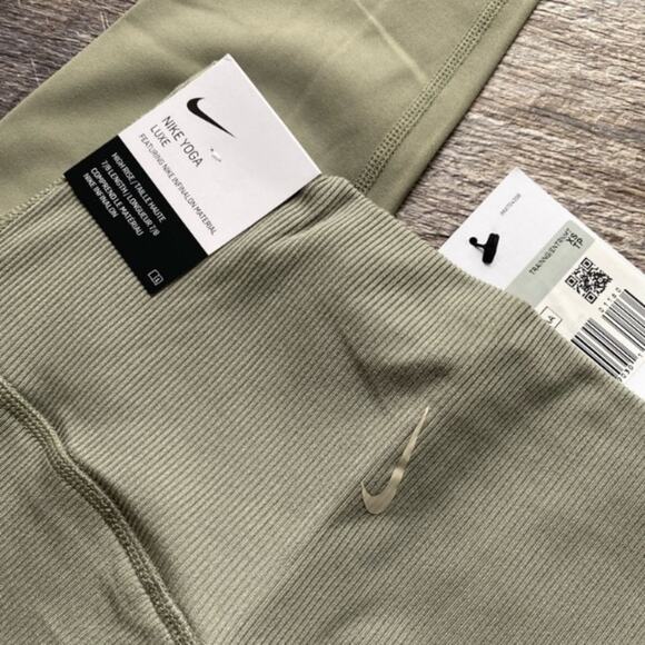 Nike yoga luxe layered 7/8 leggings - Picture 6 of 8